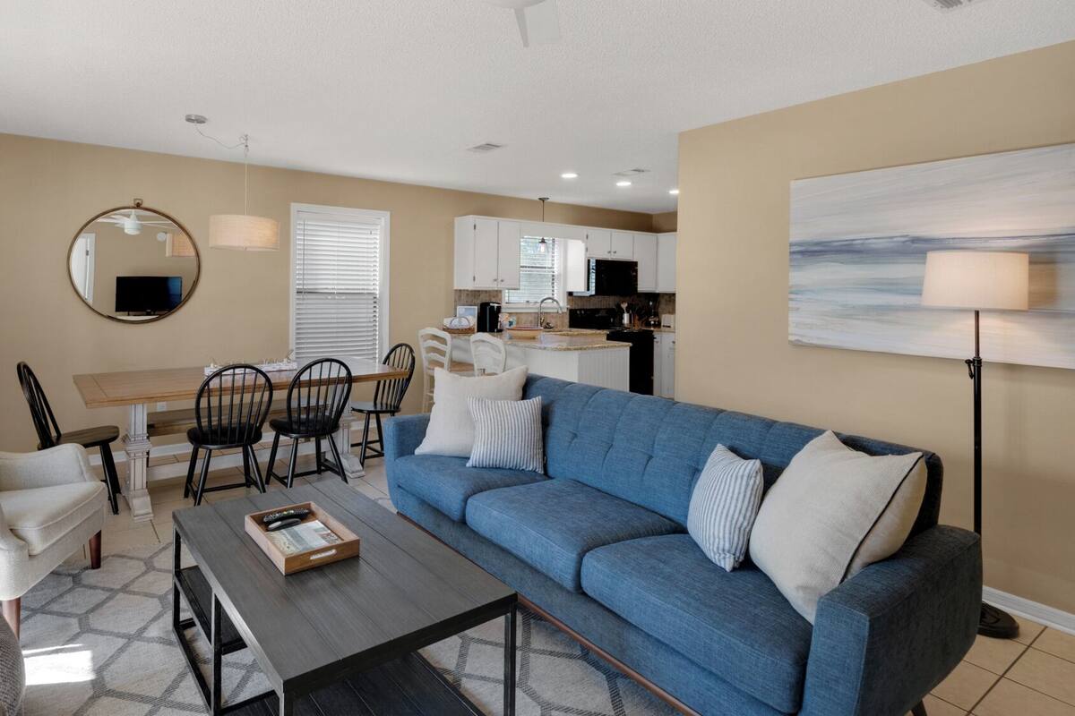 Condo, varias camas, patio, vista al jardín (Beachwood Villas 14B) | Área de sala de estar
