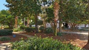 Leilighet, flere senger, terrasse, hageutsikt (Beachwood Villas 13A) | Overnattingsstedets uteområder