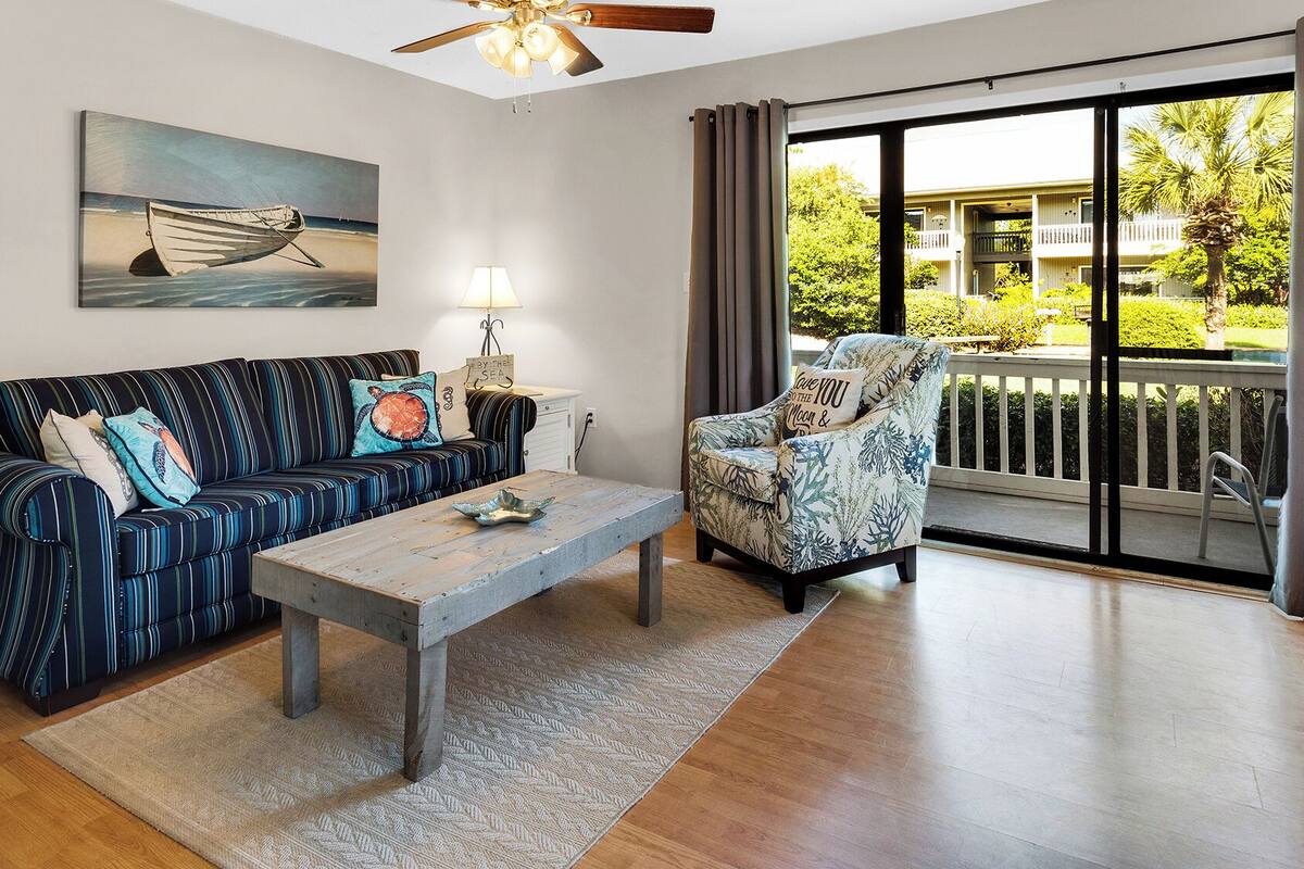 公寓客房, 多張床, 庭院, 花園景觀 (Beachwood Villas 3A) | 起居區 | 42-吋平面電視，提供數位頻道