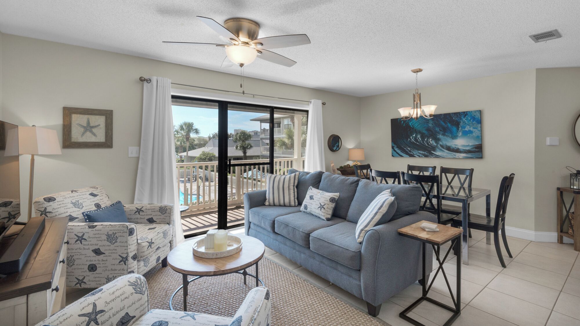 Appartement, meerdere bedden, patio, uitzicht op zwembad (Beachwood Villas 11E) | Woonruimte | Een 42-inch flatscreentelevisie met digitale zenders
