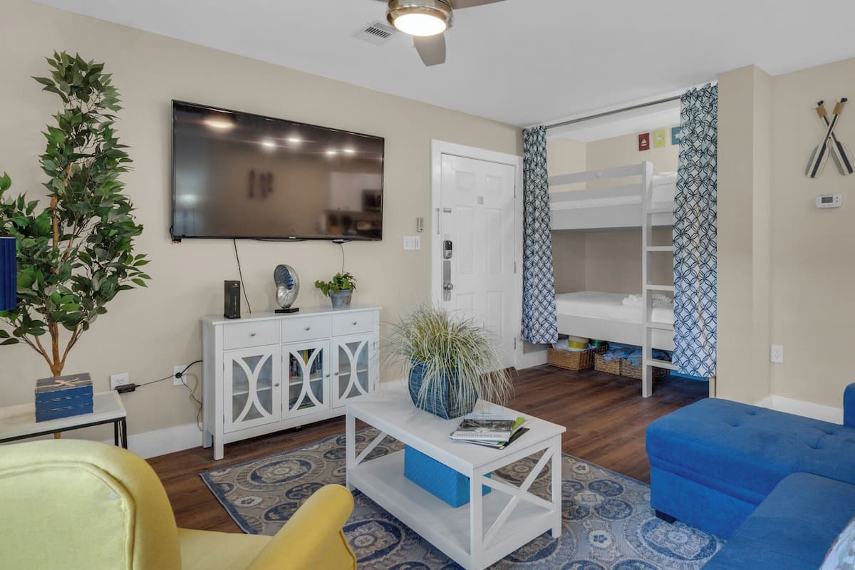 Apartment, Mehrere Betten, Terrasse, Gartenblick (Beachwood Villas 4C) | 2 Schlafzimmer, individuell dekoriert, individuell eingerichtet