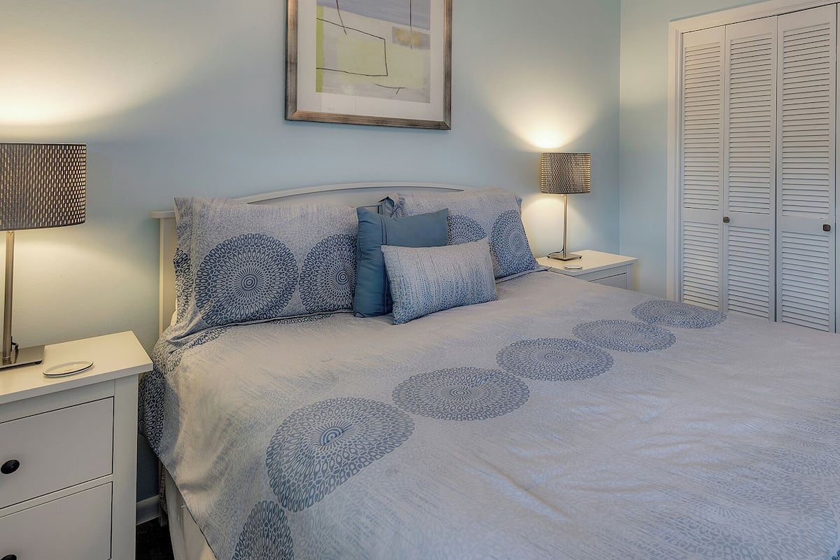 Apartment, 1 Queen-Bett und Schlafsofa, Terrasse, Gartenblick (Beachwood Villas 7F) | 2 Schlafzimmer, individuell dekoriert, individuell eingerichtet