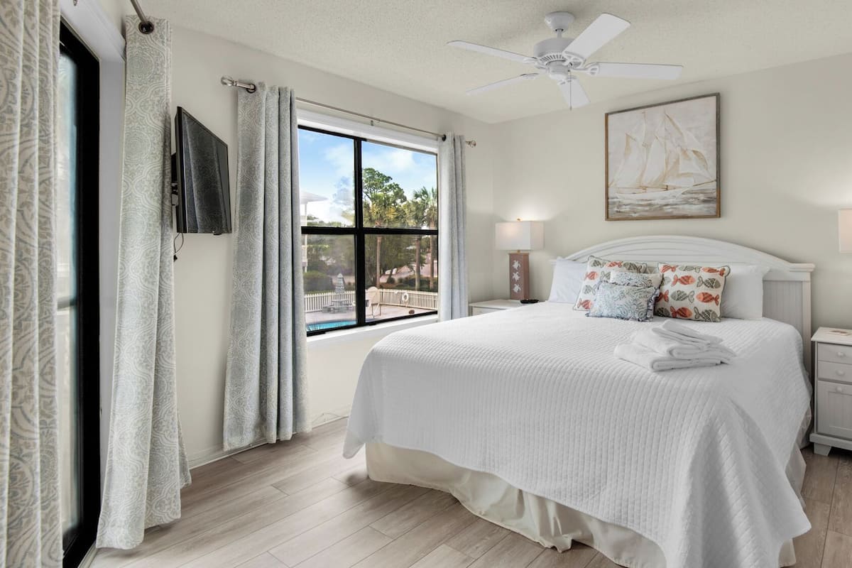 Condo, varias camas, patio, vista a la alberca (Beachwood Villas 10H) | 2 habitaciones, decoración personalizada y muebles diferentes