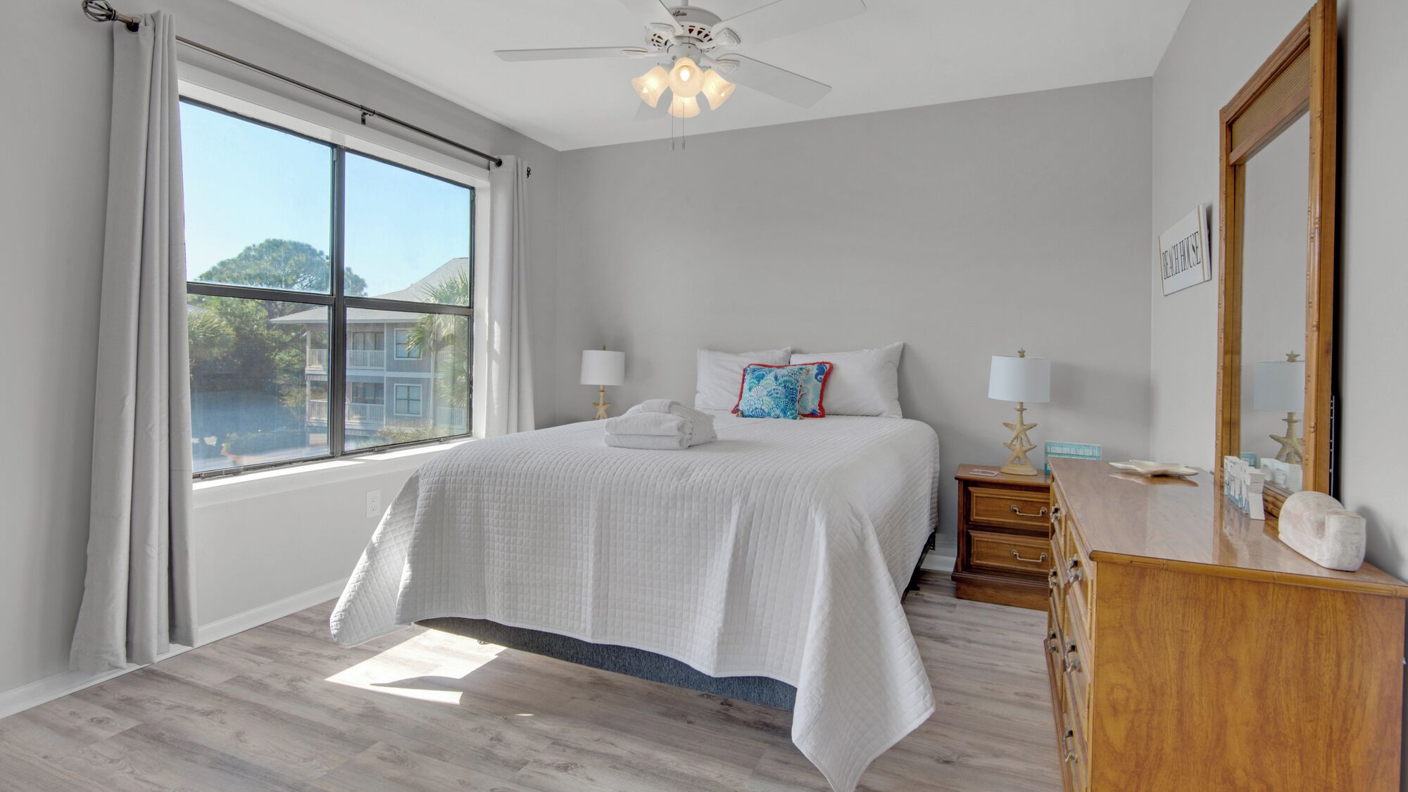 Apartment, Mehrere Betten, Terrasse, eingeschränkter Meerblick (Beachwood Villas 12I) | 2 Schlafzimmer, individuell dekoriert, individuell eingerichtet