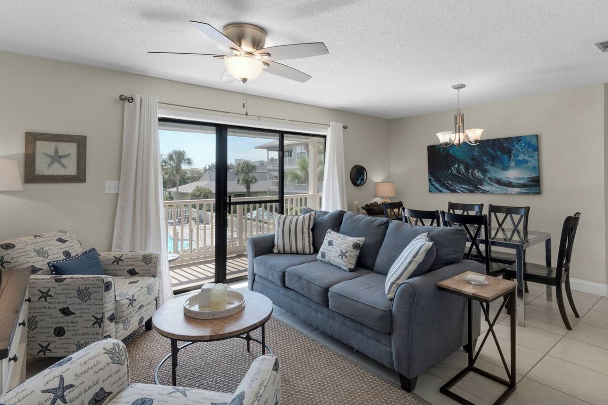 Lejlighed - flere senge - terrasse - udsigt til pool (Beachwood Villas 11E) | Opholdsområde