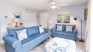 Appartement, 1 queensize bed met slaapbank, patio, uitzicht op tuin (Beachwood Villas 9E) | Woonruimte | Een 42-inch flatscreentelevisie met digitale zenders