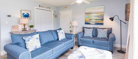 Condo, 1 grand lit et 1 canapé-lit, patio, vue sur le jardin (Beachwood Villas 9E) | Aire de séjour | Téléviseur à écran plat de 42 po avec télévision numérique