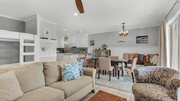 Lägenhet - flera sängar - uteplats - utsikt mot trädgården (Beachwood Villas 8D) | Vardagsrum | 42-tums platt-tv med digitalkanaler