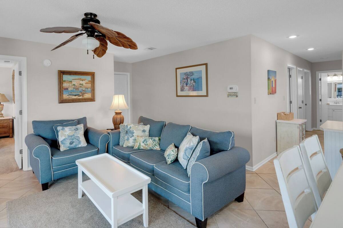 Condo, varias camas, patio, vista a la alberca (Beachwood Villas 12H) | Área de sala de estar | Televisión de pantalla plana de 42 pulgadas con canales digitales