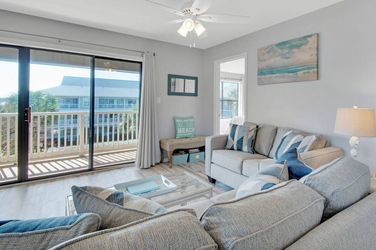 Lejlighed - flere senge - terrasse - delvis havudsigt (Beachwood Villas 12I) | Opholdsområde
