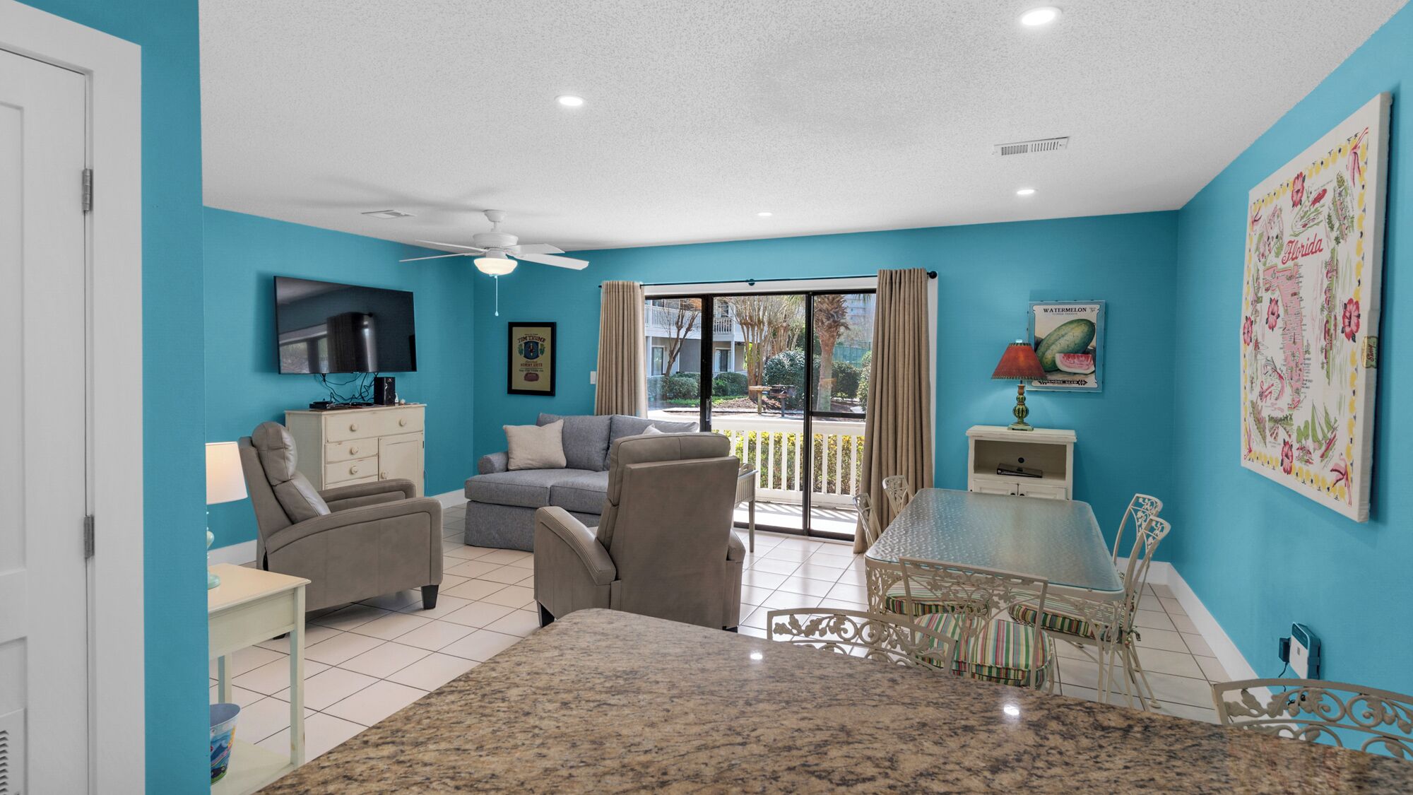 Apartamento, varias camas, patio, vistas al jardín (Beachwood Villas 8E) | Zona de estar | Televisión de pantalla plana de 42 pulgadas con canales digitales