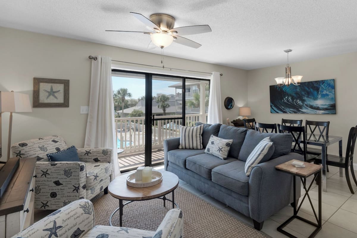 Condo, varias camas, patio, vista a la alberca (Beachwood Villas 11E) | Área de sala de estar