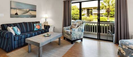 Leilighet, flere senger, terrasse, hageutsikt (Beachwood Villas 3A) | Oppholdsområde | En 42-tommers Flatskjerm-TV med digitale kanaler