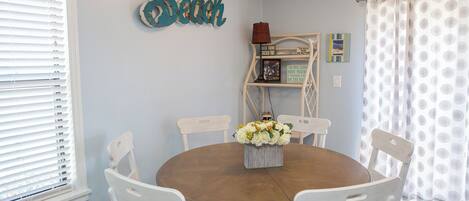 Leilighet, flere senger, terrasse, hageutsikt (Beachwood Villas 14I) | Spiseområde