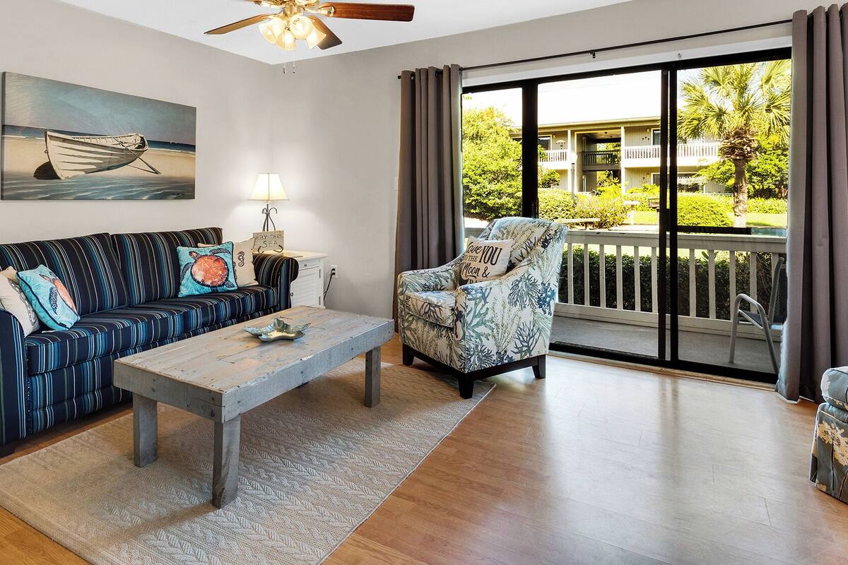 Lejlighed - flere senge - terrasse - udsigt til have (Beachwood Villas 3A) | Opholdsområde