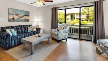 Condo, várias camas, varanda, vista para o jardim (Beachwood Villas 3A) | Área de estar | TV de tela plana 42 polegadas com canais digitais