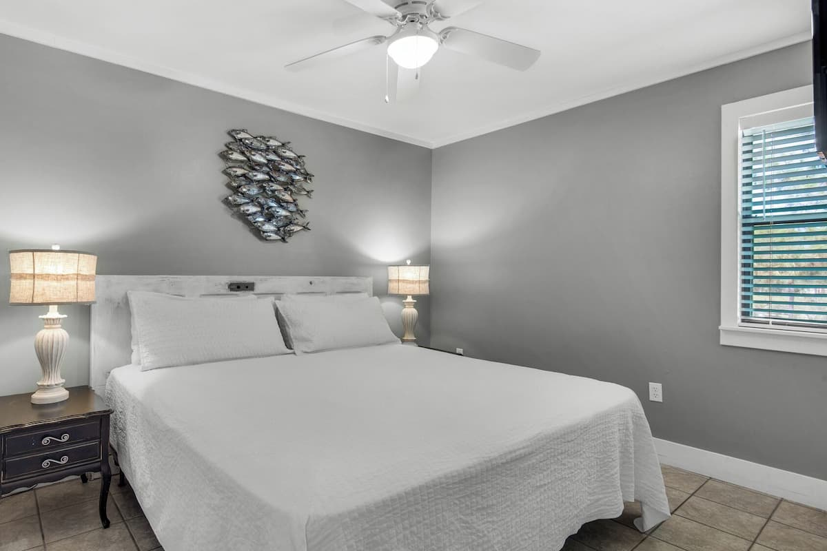 Apartment, Mehrere Betten, Terrasse, Gartenblick (Beachwood Villas 8D) | 2 Schlafzimmer, individuell dekoriert, individuell eingerichtet