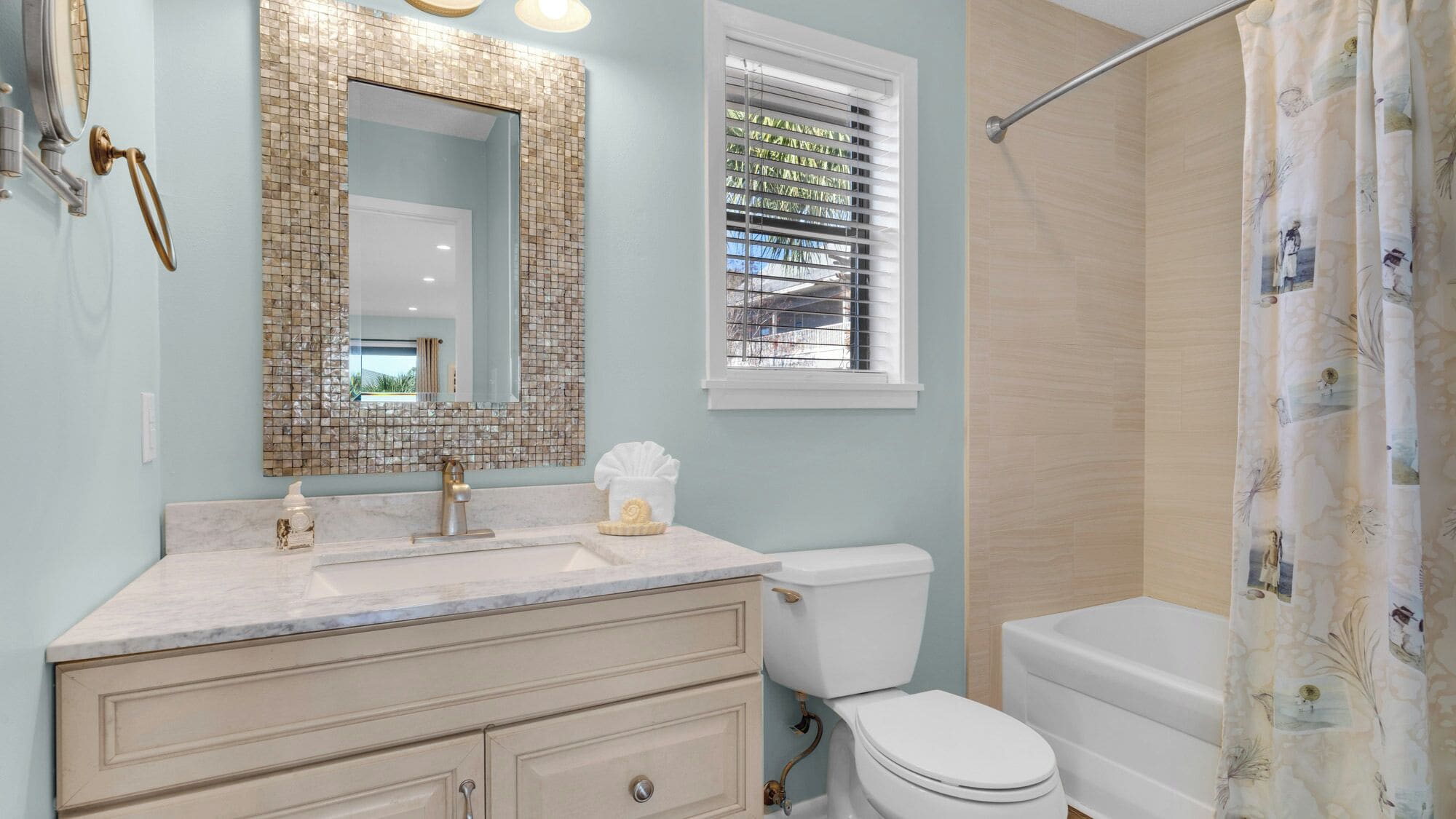 Une salle de bain avec un meuble-lavabo en marbre, des toilettes et une baignoire.