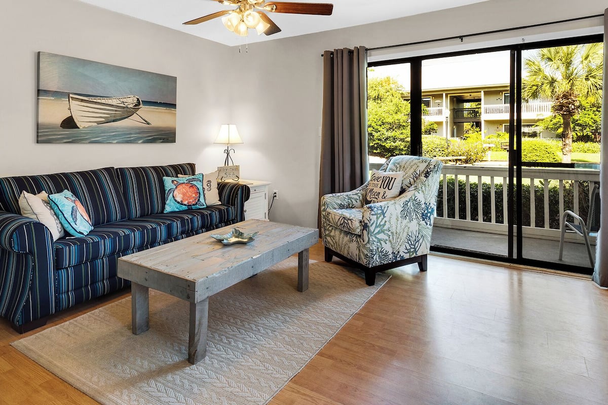 Condo, varias camas, patio, vista al jardín (Beachwood Villas 3A) | Área de sala de estar