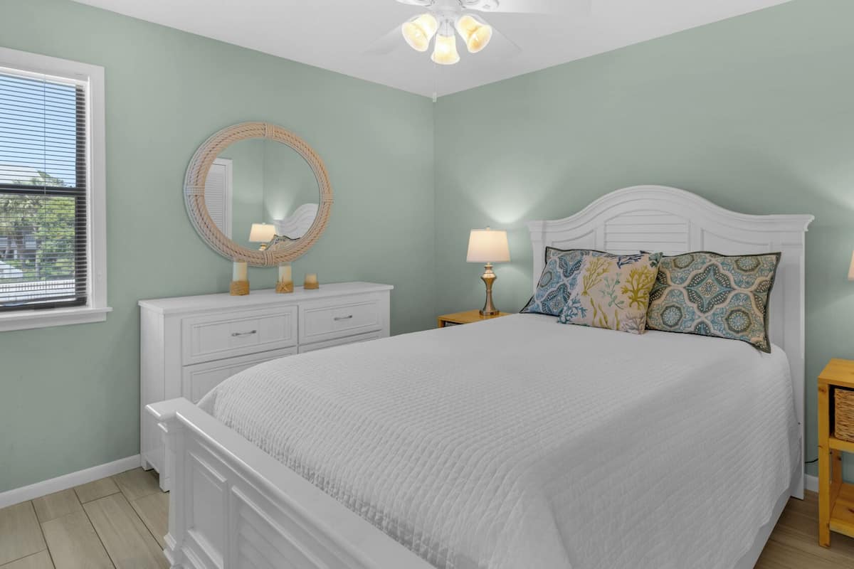 Condo, 1 cama Queen size y sofá cama, patio, vista al jardín (Beachwood Villas 9B) | 2 habitaciones, decoración personalizada y muebles diferentes