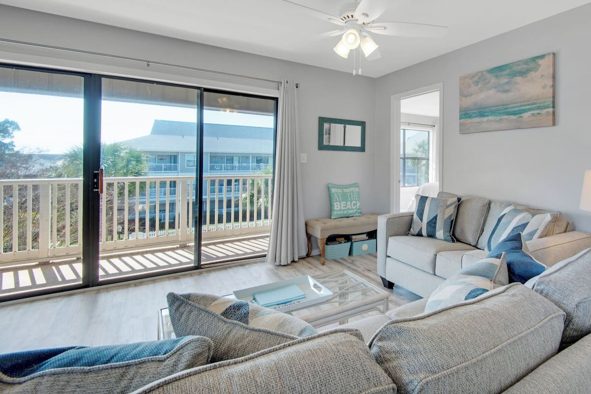 Condo, varias camas, patio, vista parcial al océano (Beachwood Villas 12I) | Área de sala de estar
