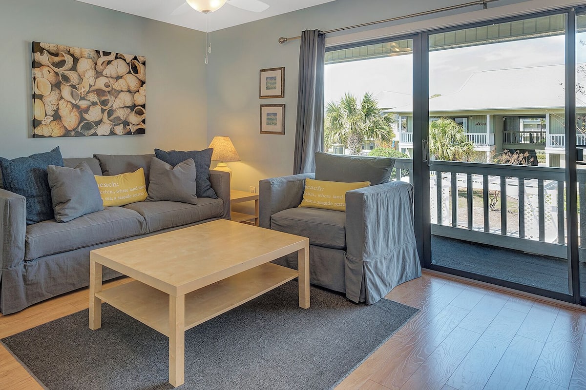 LÀgenhet - 1 queensize-sÀng med bÀddsoffa - uteplats - utsikt mot trÀdgÄrden (Beachwood Villas 7F) | Vardagsrum | 42-tums platt-tv med digitalkanaler