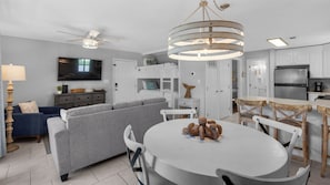 Huoneisto, useita sänkyjä, patio, näköala puutarhaan (Beachwood Villas 4G) | Sisätilat