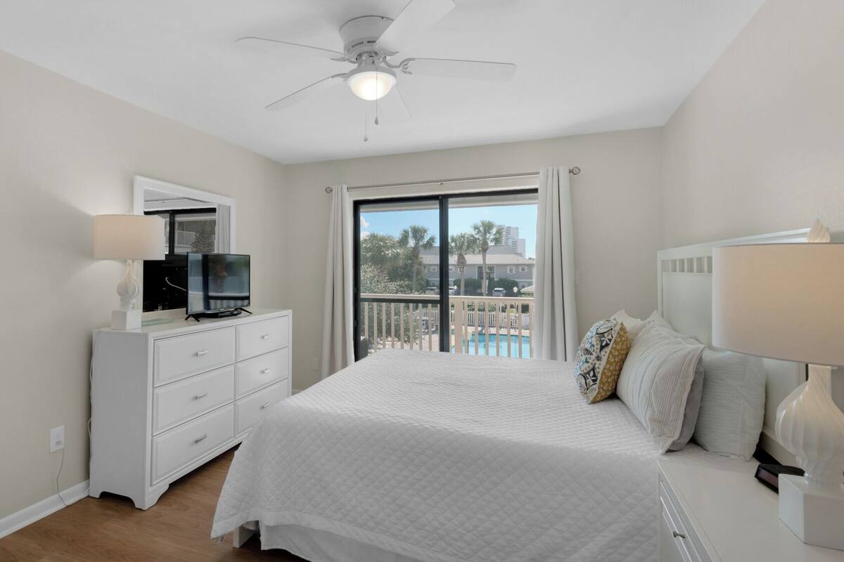 Apartment, Mehrere Betten, Terrasse, Poolblick (Beachwood Villas 11E) | 2 Schlafzimmer, individuell dekoriert, individuell eingerichtet