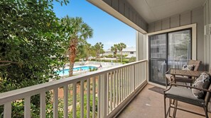 Lejlighed - flere senge - terrasse - udsigt til pool (Beachwood Villas 10H) | Udsigt fra værelset