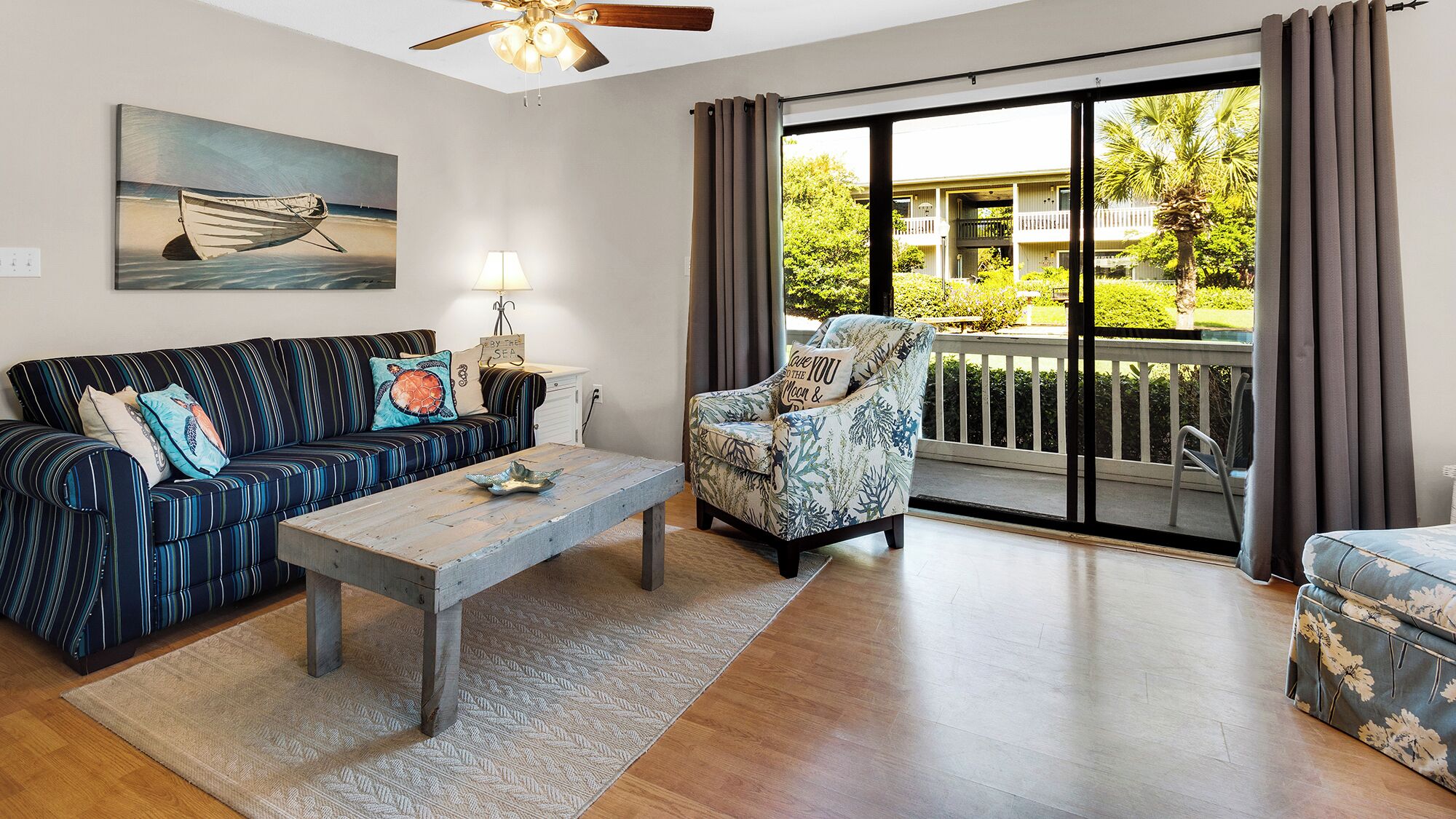 คอนโด, หลายเตียง, ลานระเบียง, วิวสวน (Beachwood Villas 3A) | บริเวณนั่งเล่น | ทีวีจอแบน 42 นิ้ว พร้อมช่องดิจิตอล