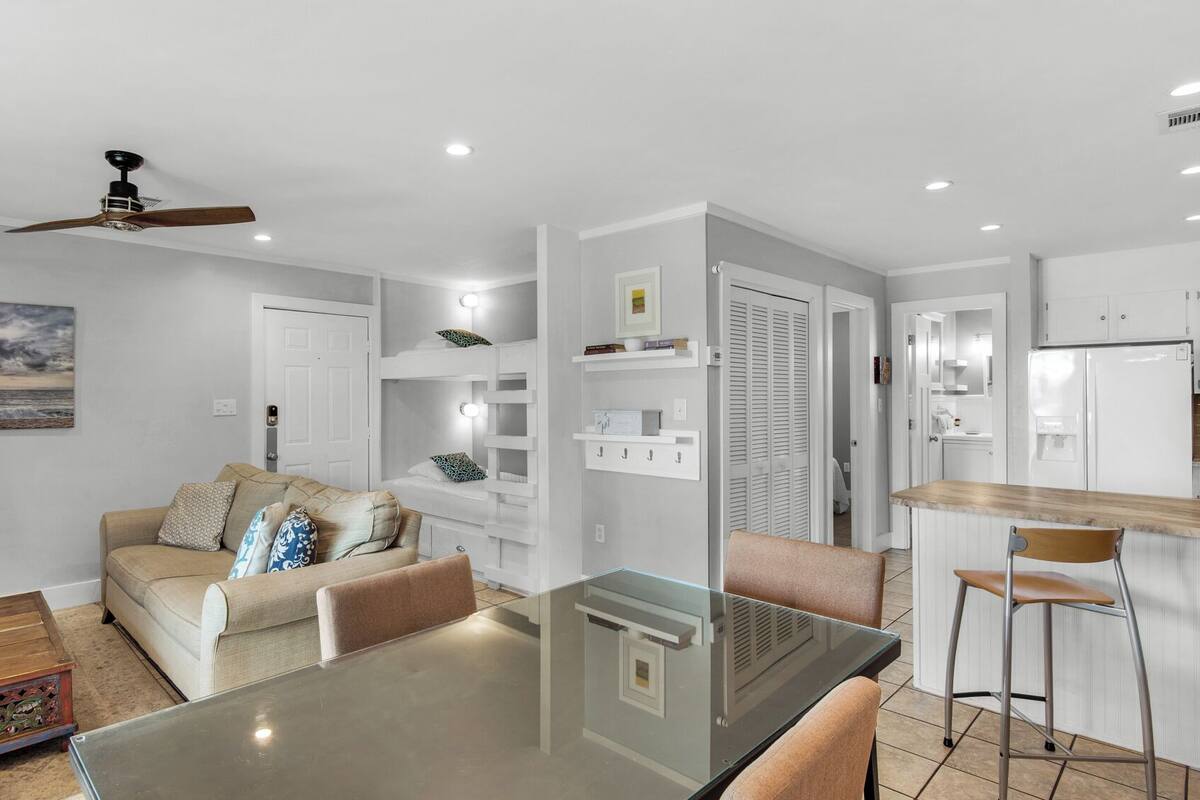 Condo, varias camas, patio, vista al jardín (Beachwood Villas 8D) | Interior