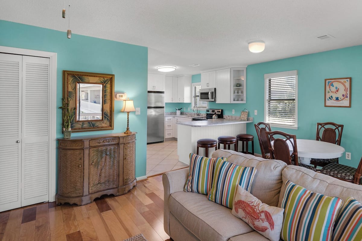 Condo, 1 cama King size y sofá cama, patio, vista al jardín (Beachwood Villas 8H) | Área de sala de estar