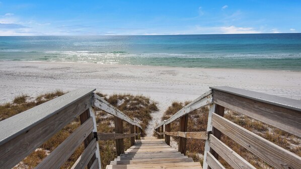 บนชายหาด