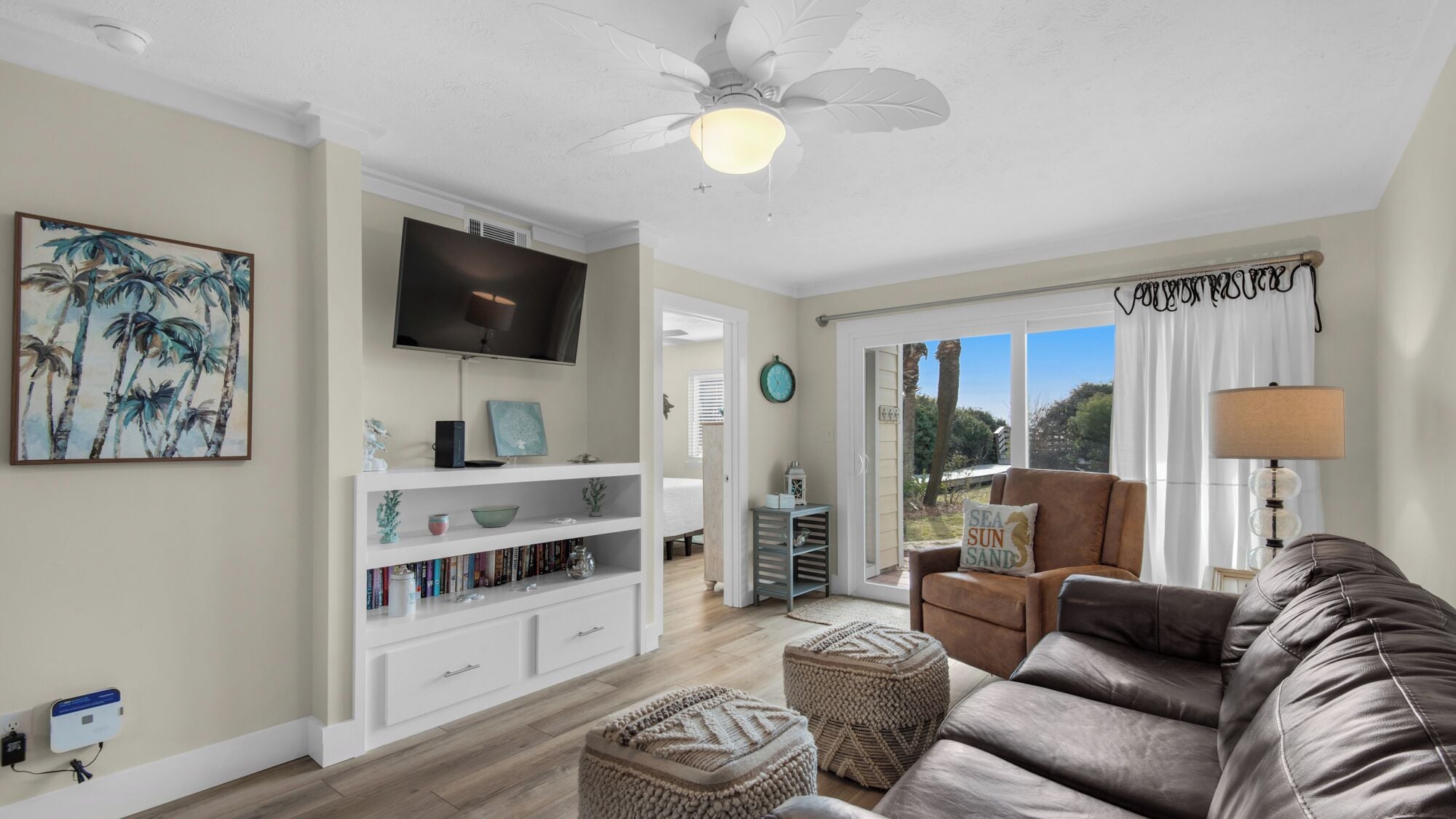 Leilighet, flere senger, terrasse, havutsikt (Beacons 1) | Oppholdsområde | En 42-tommers Flatskjerm-TV med digitale kanaler