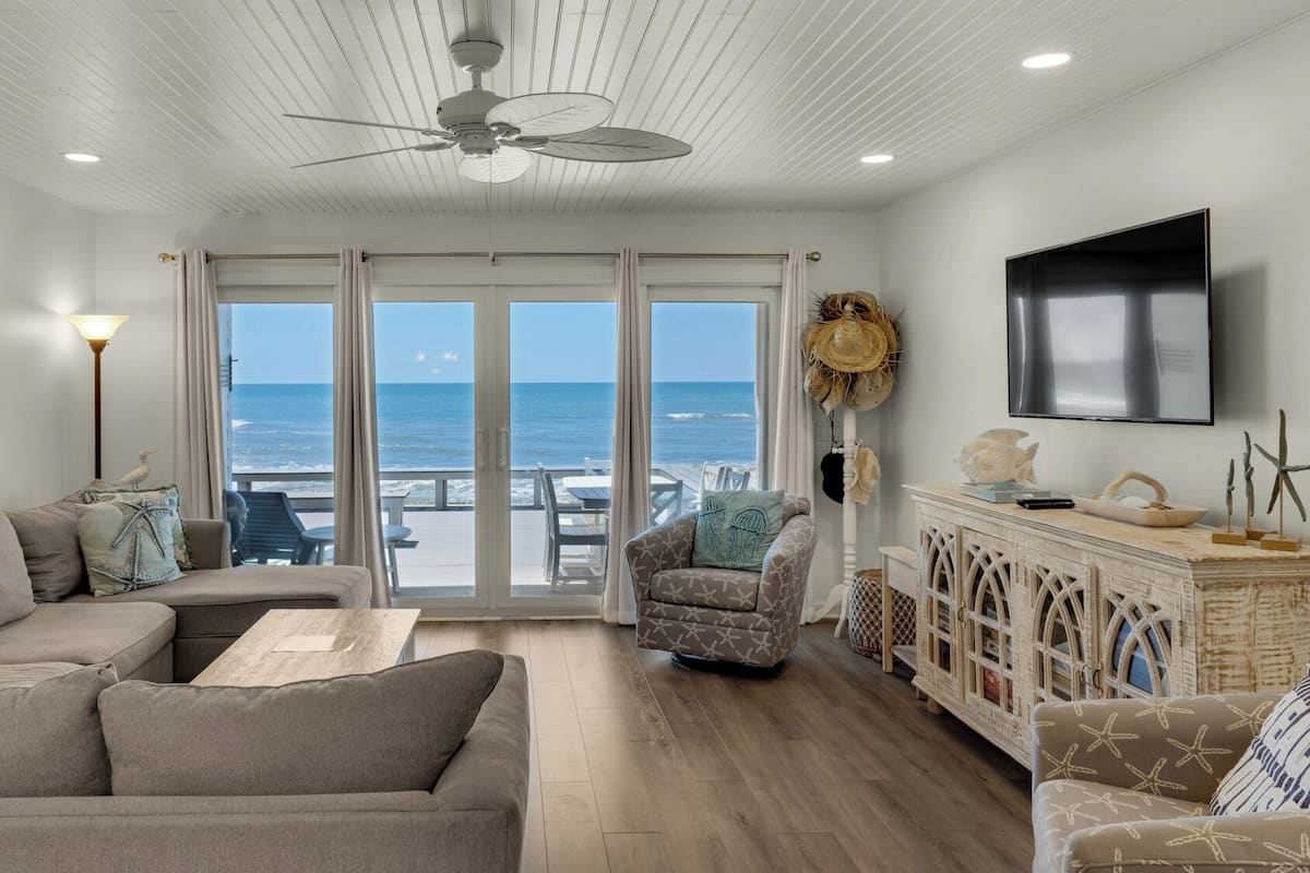 タウンホーム ベッド (複数台) パティオ オーシャンビュー (Blue Nine 9) | リビング エリア | 42 インチの薄型テレビ (デジタル放送視聴可)