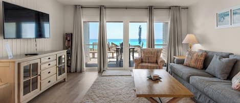 타운홈, 침대(여러 개), 파티오, 바다 전망 (Blue Nine 3) | 거실 공간 | 디지털 채널 시청이 가능한 42인치 평면 TV