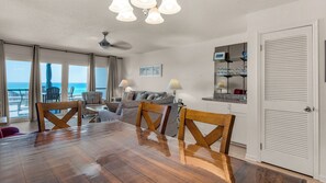 Stadtwohnung, Mehrere Betten, Terrasse, Meerblick (Blue Nine 3) | 3 Schlafzimmer, individuell dekoriert, individuell eingerichtet