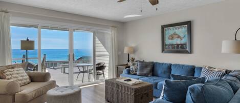 Resortwoning, Meerdere bedden, terras, uitzicht op zee (Blue Nine 5) | Woonruimte | Een 42-inch flatscreentelevisie met digitale zenders