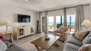 タウンホーム ベッド (複数台) パティオ オーシャンビュー (Blue Nine 3) | リビング エリア | 42 インチの薄型テレビ (デジタル放送視聴可)