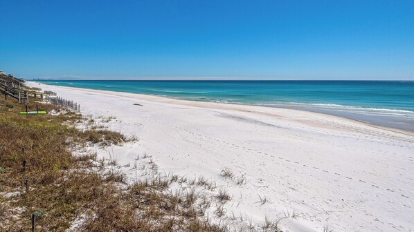 บนชายหาด