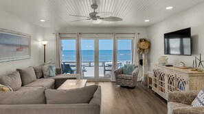 ทาวน์โฮม, หลายเตียง, ลานระเบียง, วิวทะเล (Blue Nine 9) | บริเวณนั่งเล่น | ทีวีจอแบน 42 นิ้ว พร้อมช่องดิจิตอล