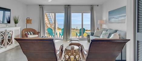 Apartamento, varias camas, patio, vistas al mar (Blue Tide 6A) | Zona de estar | Televisión de pantalla plana de 50 pulgadas con canales digitales