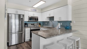 Apartamento, varias camas, balcón, vistas al mar (Commodore's Retreat 106) | Cocina privada | Cafetera o tetera