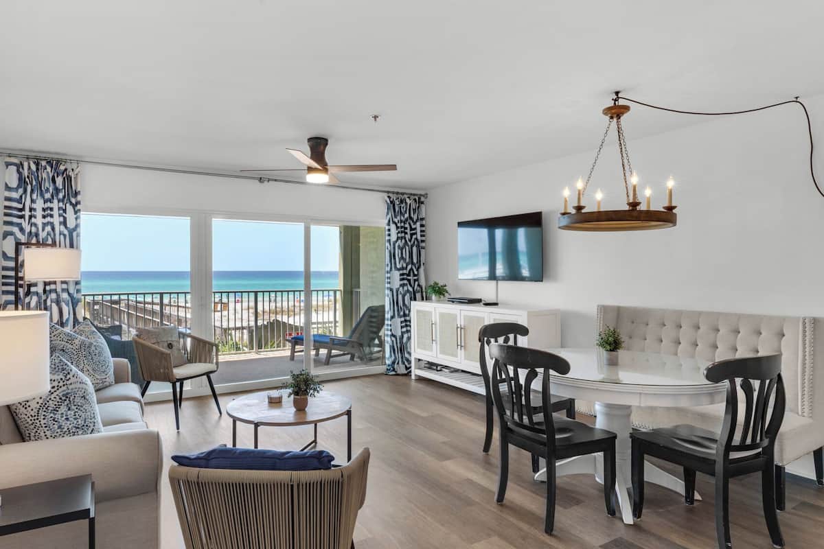 Appartement, meerdere bedden, balkon, uitzicht op oceaan (Commodore's Retreat 104) | Woonruimte | Een 42-inch flatscreentelevisie met digitale zenders