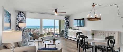 Leilighet, flere senger, balkong, havutsikt (Commodore's Retreat 104) | Oppholdsområde | En 42-tommers Flatskjerm-TV med digitale kanaler