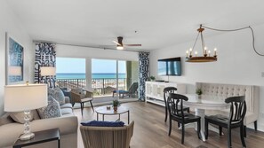 Condo, varias camas, balcón, vista al océano (Commodore's Retreat 104) | Área de sala de estar | Televisión de pantalla plana de 42 pulgadas con canales digitales