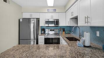 Lejlighed - flere senge - balkon - havudsigt (Commodore's Retreat 106) | Privat køkken | Kaffe-/temaskine