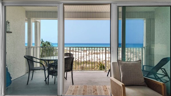 Condo, varias camas, balcón, vista al océano (Commodore's Retreat 106) | Interior