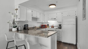 Condo, varias camas, balcón, vista al océano (Commodore's Retreat 104) | Cocina privada | Cafetera y tetera 
