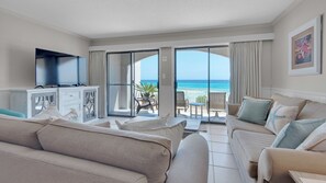 公寓客房, 1 張特大雙人床和 1 張沙發床, 庭院, 海景 (Dune Villas 5A) | 起居區 | 50-吋平面電視，提供數位頻道